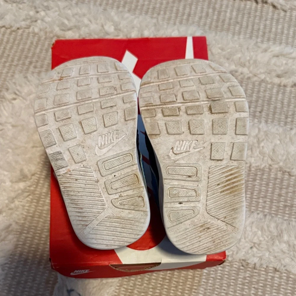 Nike Kids Navy and Black Sneakers - Picture 4 of 5